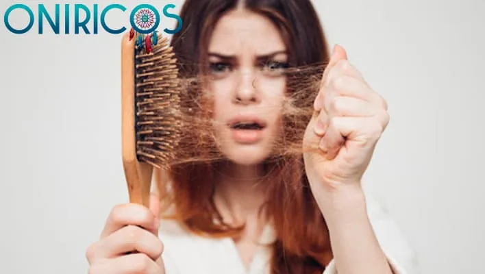 significado de Soñar que se te cae el pelo al peinarte