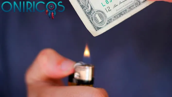 soñar con quemar dinero