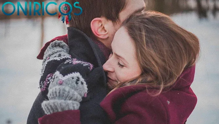 soñar con con un amor del pasado que te abraza - oniromancia