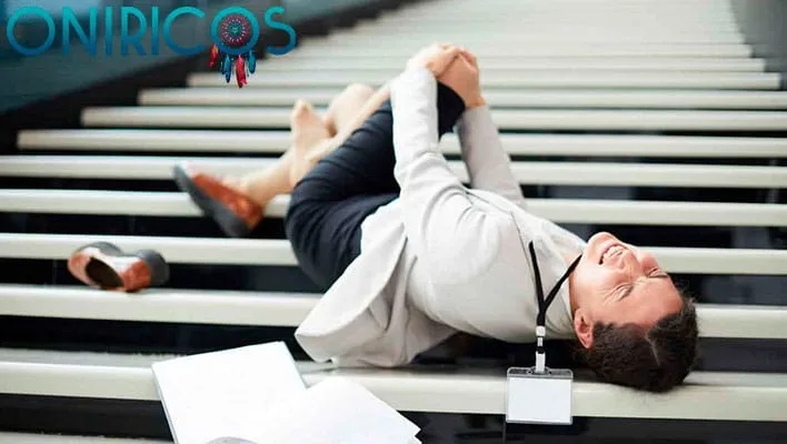 soñar con caerse por las escaleras - oniromancia
