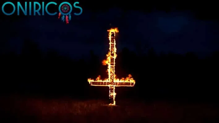 soñar con una cruz invertida - oniromancia