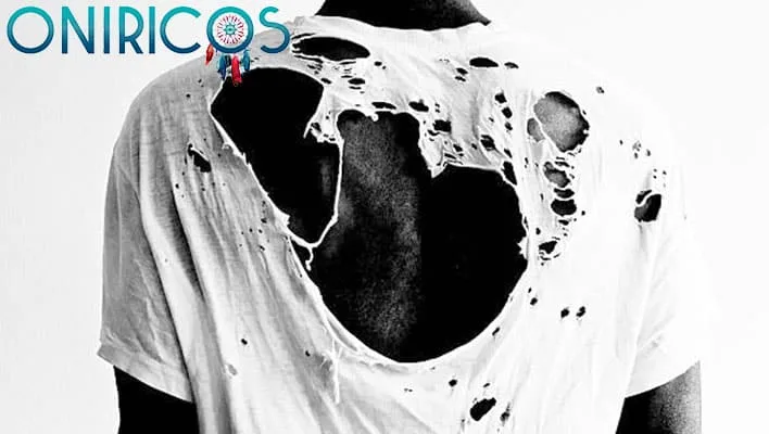 Soñar con ropa rota o vieja